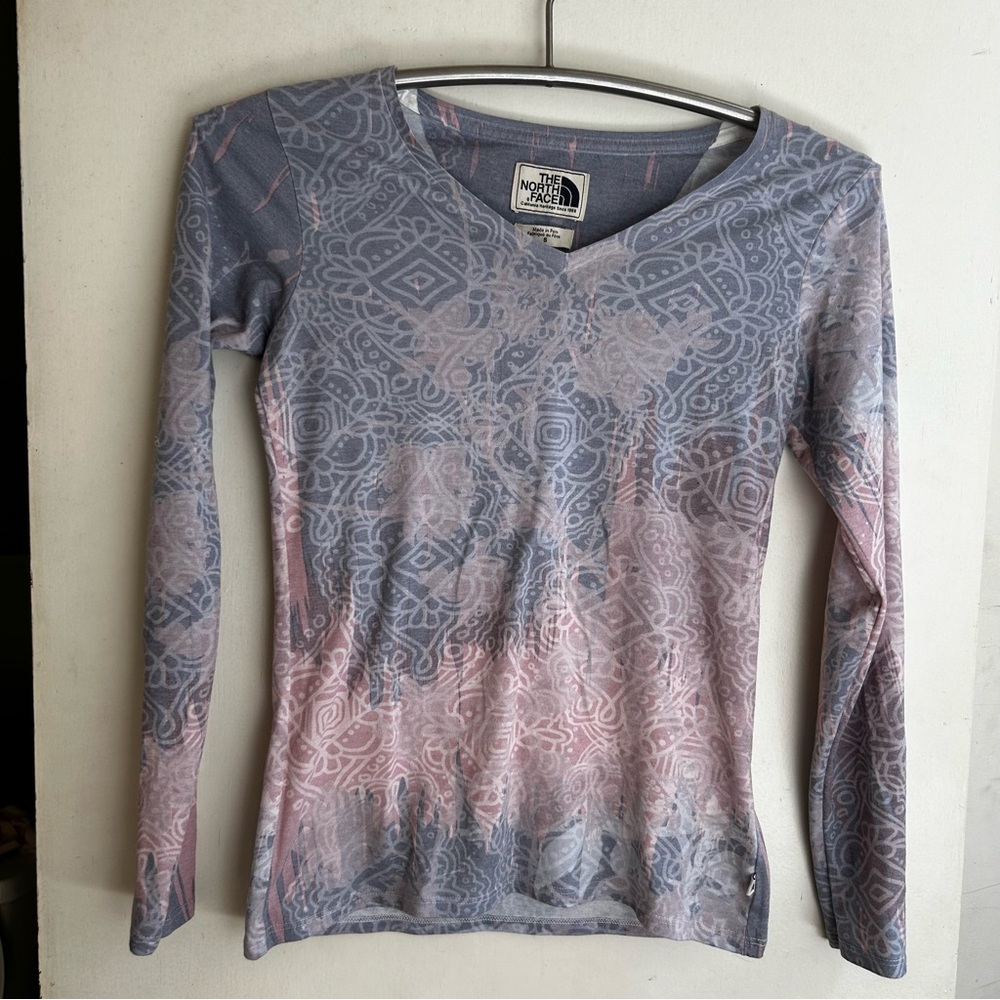 The North Face Women’s Long Sleeve V-Neck top shirt tee. Mauve pink. Size Small.